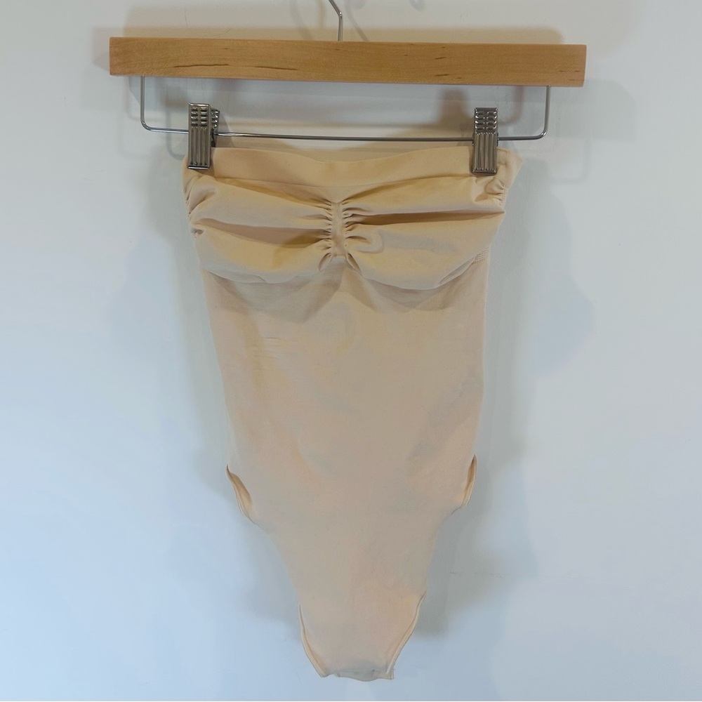 SKIMS Nude Seamless Shaping Bodysuit - Picture 6 of 7